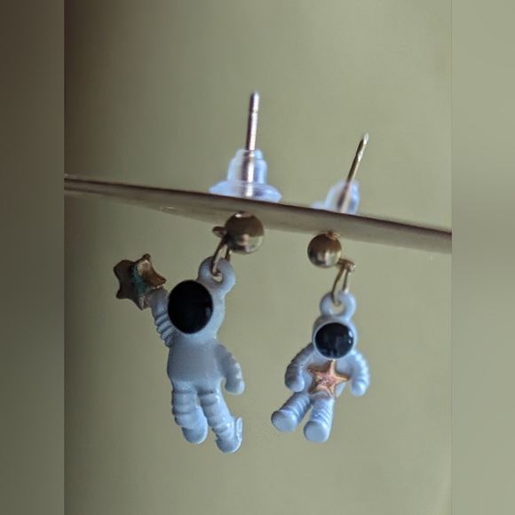 New white astronaut's catching gold stars stud closure earrings - Picture 3 of 9